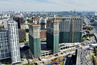 В трёх корпусах ЖК «Символ» устанавливаются окна